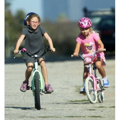 Violet Affleck auf zwei Rädern