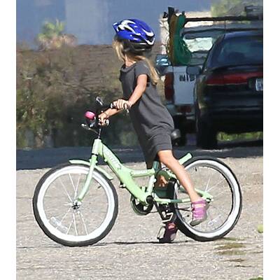 Violet Affleck auf zwei Rädern