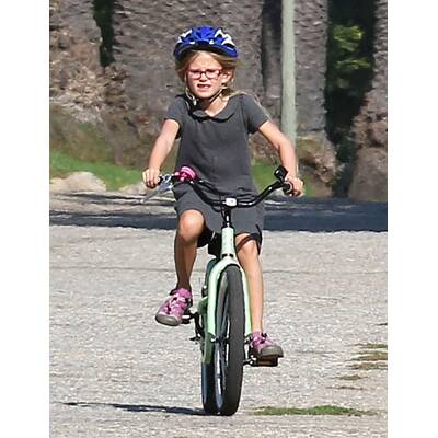 Violet Affleck auf zwei Rädern