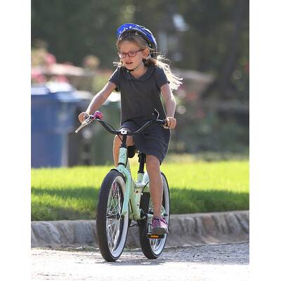 Violet Affleck auf zwei Rädern
