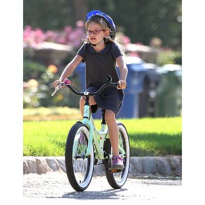 Violet Affleck auf zwei Rädern