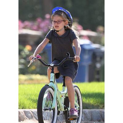 Violet Affleck auf zwei Rädern