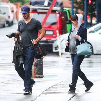 Jennifer Love Hewitt spaziert im regnerischen New York