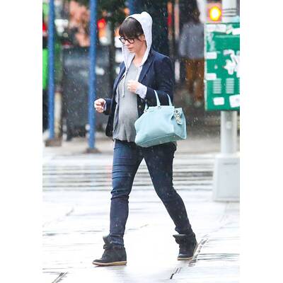 Jennifer Love Hewitt spaziert im regnerischen New York