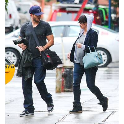 Jennifer Love Hewitt spaziert im regnerischen New York