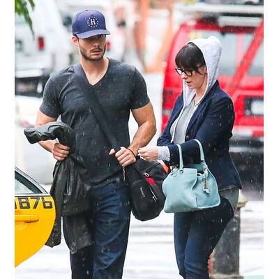 Jennifer Love Hewitt spaziert im regnerischen New York