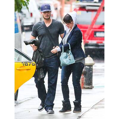 Jennifer Love Hewitt spaziert im regnerischen New York