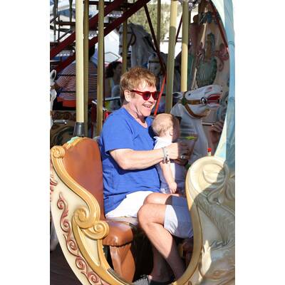 Elton John mit Ehemann und Kindern