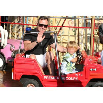 Elton John mit Ehemann und Kindern