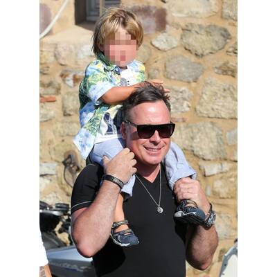 Elton John mit Ehemann und Kindern