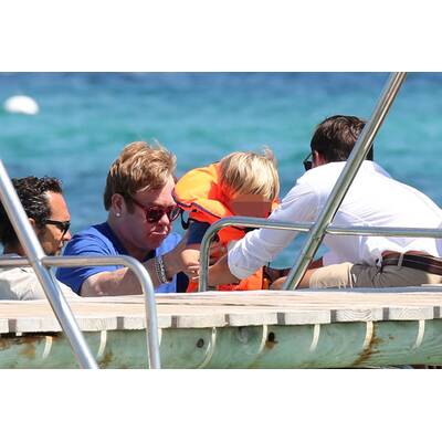 Elton John mit Ehemann und Kindern