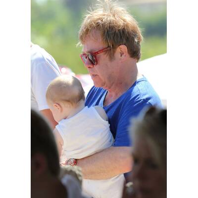Elton John mit Ehemann und Kindern