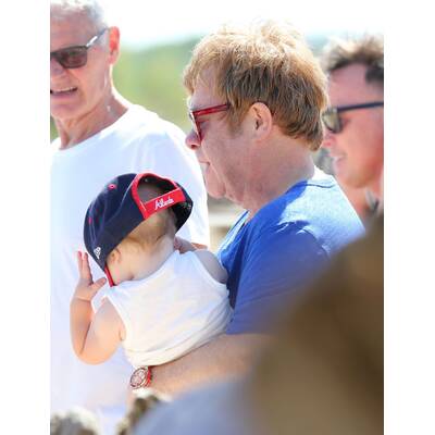 Elton John mit Ehemann und Kindern