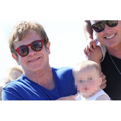 Elton John mit Ehemann und Kindern