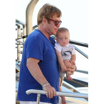 Elton John mit Ehemann und Kindern
