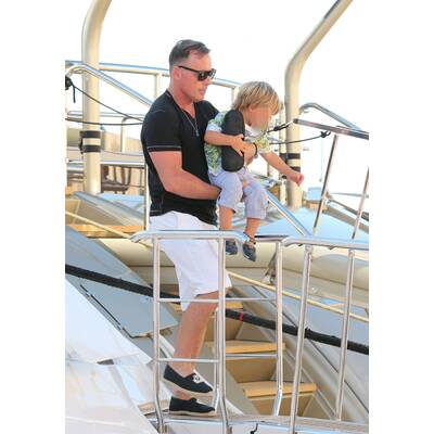 Elton John mit Ehemann und Kindern