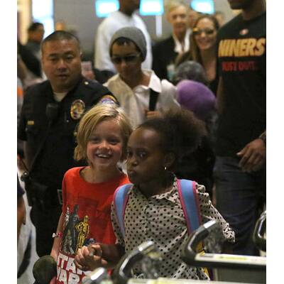 Angelina Jolie mit ihren sechs Sprösslingen