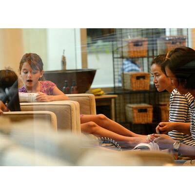 Suri und Mama Katie Holmes werden schön gemacht