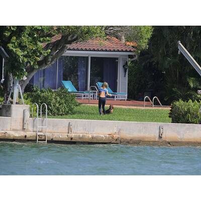 Joanna Krupa verliert fast ihr Shirt