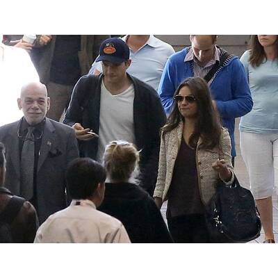 Ashton Kutcher & Mila Kunis am Flughafen