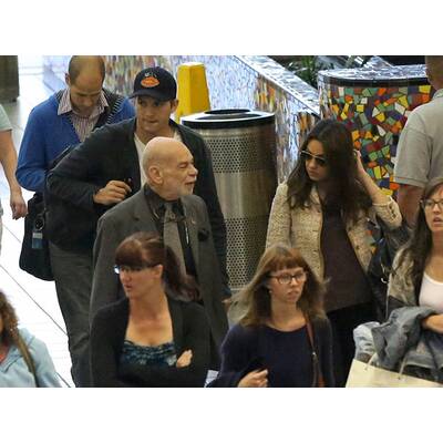 Ashton Kutcher & Mila Kunis am Flughafen