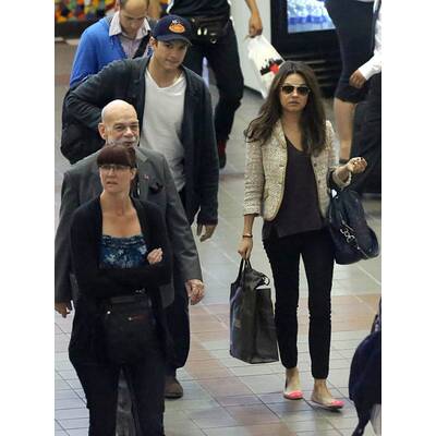 Ashton Kutcher & Mila Kunis am Flughafen