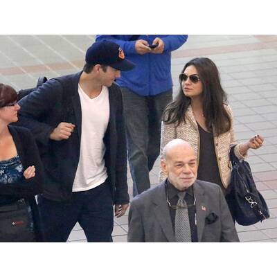 Ashton Kutcher & Mila Kunis am Flughafen
