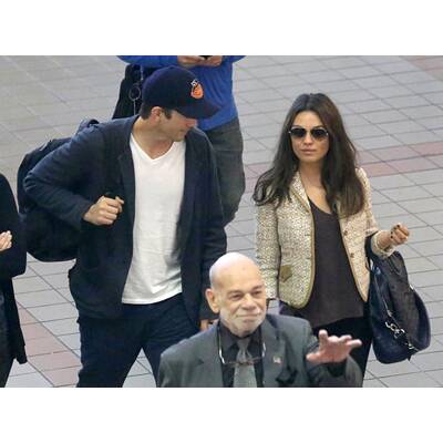 Ashton Kutcher & Mila Kunis am Flughafen