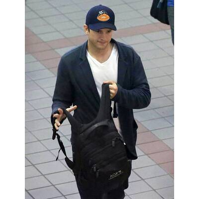 Ashton Kutcher & Mila Kunis am Flughafen