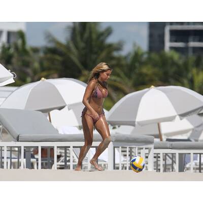 Sylvie van der Vaart: Mit Sohn Damian am Strand