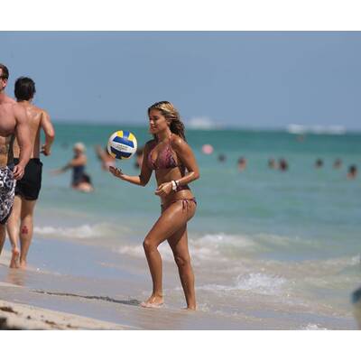 Sylvie van der Vaart: Mit Sohn Damian am Strand