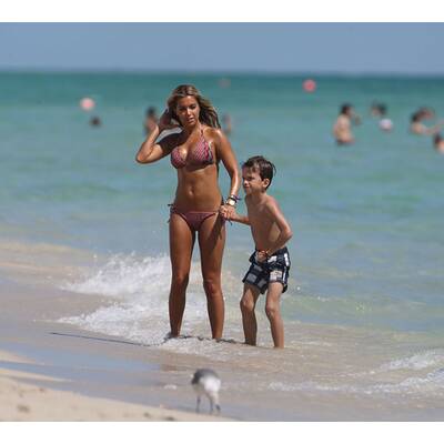 Sylvie van der Vaart: Mit Sohn Damian am Strand