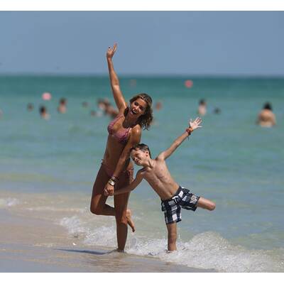 Sylvie van der Vaart: Mit Sohn Damian am Strand