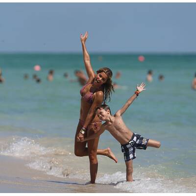 Sylvie van der Vaart: Mit Sohn Damian am Strand