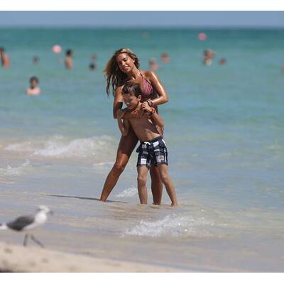 Sylvie van der Vaart: Mit Sohn Damian am Strand