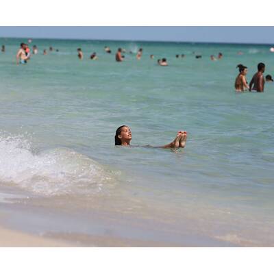 Sylvie van der Vaart: Mit Sohn Damian am Strand