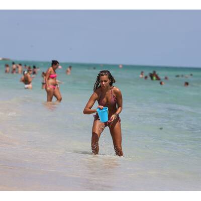 Sylvie van der Vaart: Mit Sohn Damian am Strand