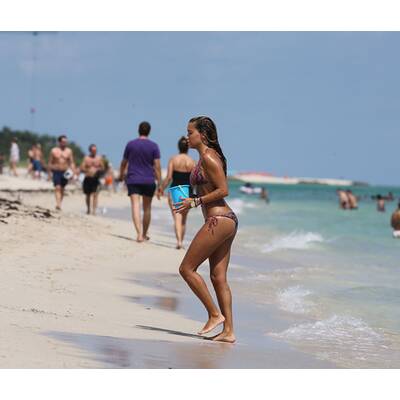 Sylvie van der Vaart: Mit Sohn Damian am Strand