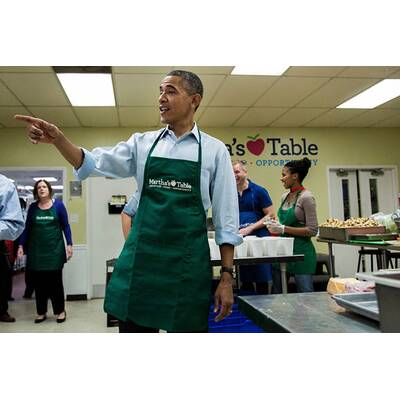 Barack Obama hilft in der Küche aus