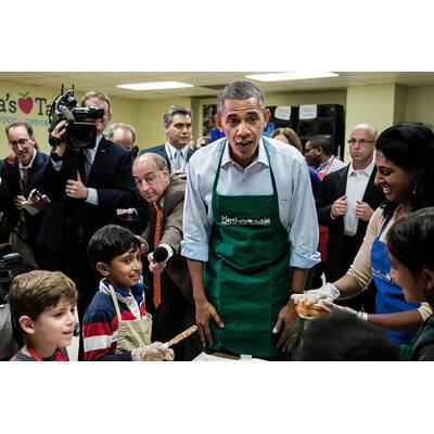 Barack Obama hilft in der Küche aus