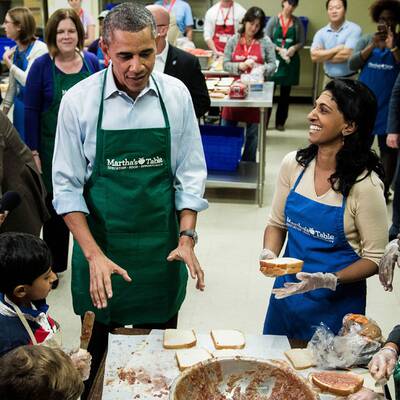 Barack Obama hilft in der Küche aus