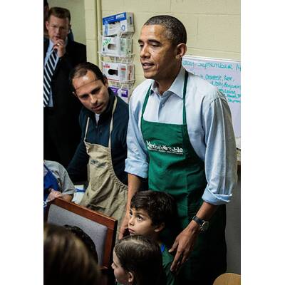 Barack Obama hilft in der Küche aus