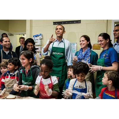 Barack Obama hilft in der Küche aus