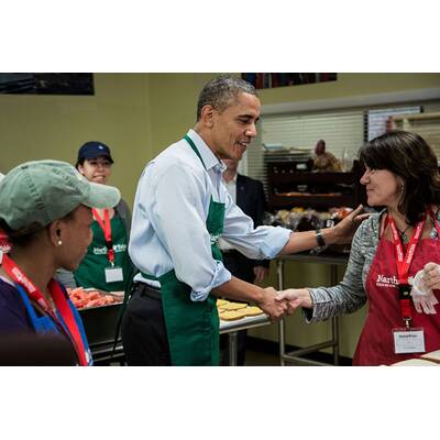 Barack Obama hilft in der Küche aus