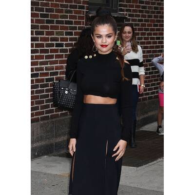 Selena Gomez im 80er- Jahre Outfit 