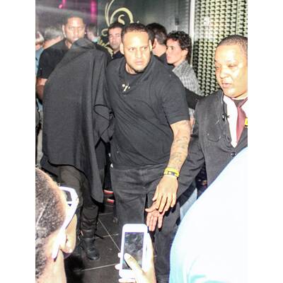 Justin Bieber schleicht aus Puff