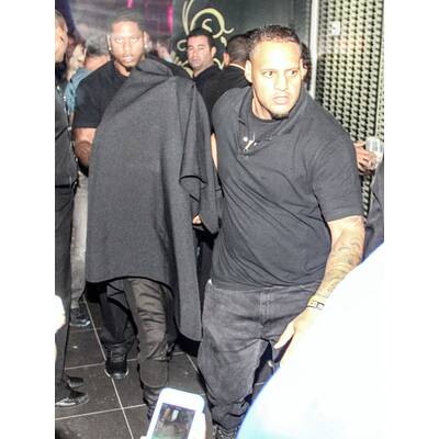 Justin Bieber schleicht aus Puff