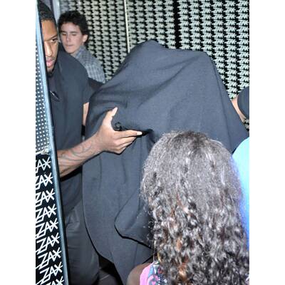 Justin Bieber schleicht aus Puff