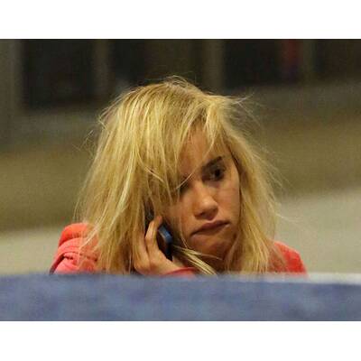 Suki Waterhouse am Flughafen