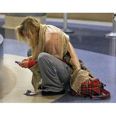 Suki Waterhouse am Flughafen